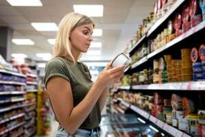 Mulher olhando data de shelf life do produto